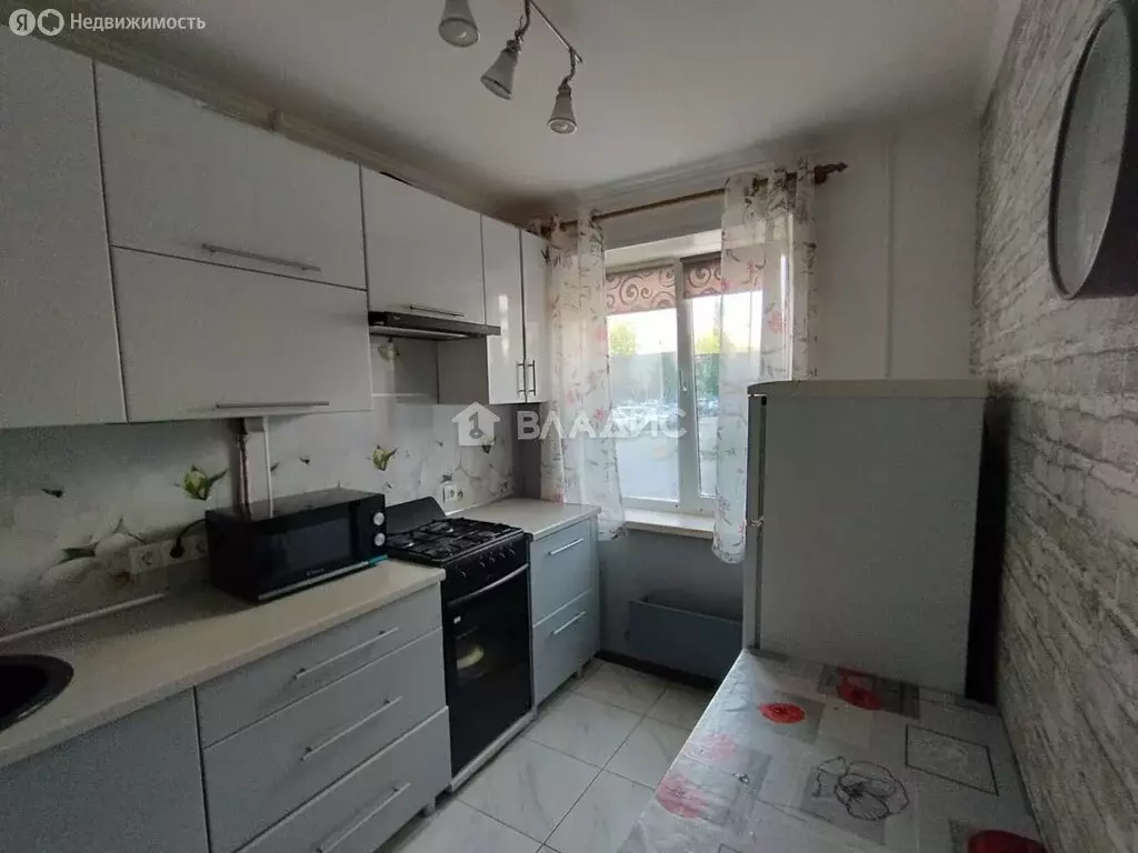 3-комнатная квартира: Уфа, улица Набережная реки Уфы, 17 (60.4 м) - Фото 1