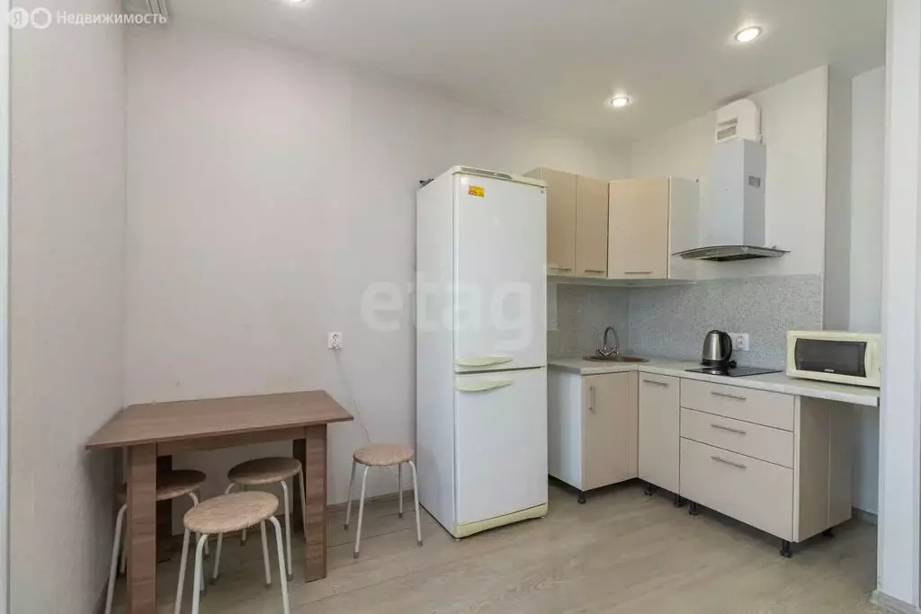 Квартира-студия: Тюмень, улица Тимофея Чаркова, 81к1 (28 м) - Фото 1