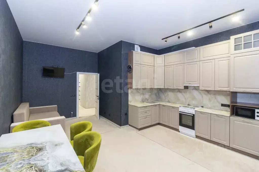 2-к кв. Тюменская область, Тюмень ул. Фармана Салманова, 16 (84.4 м) - Фото 1