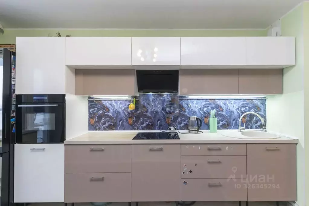 3-к кв. Тюменская область, Тюмень ул. Федюнинского, 60 (92.7 м) - Фото 1