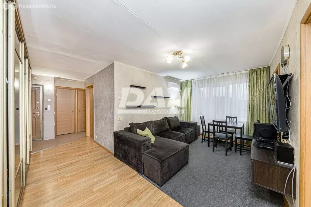 4-комнатная квартира: Челябинск, улица Красного Урала, 3 (62.8 м) - Фото 1