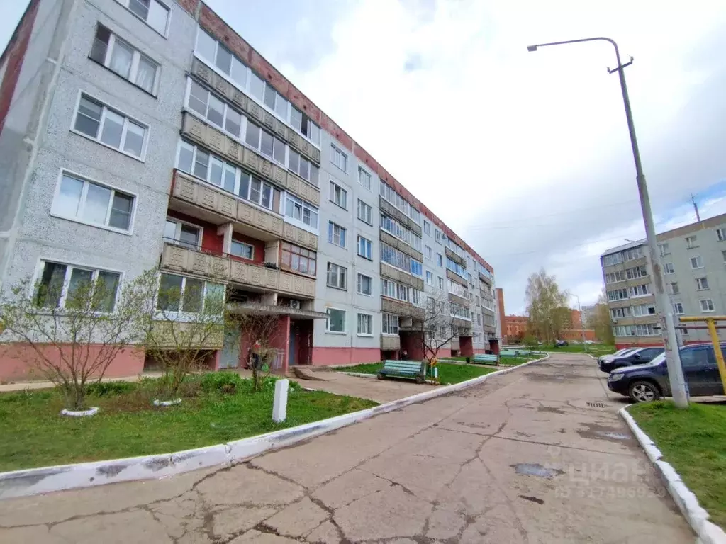 2-к кв. Кировская область, Кирово-Чепецк 21-й мкр, 21 (39.5 м) - Фото 0