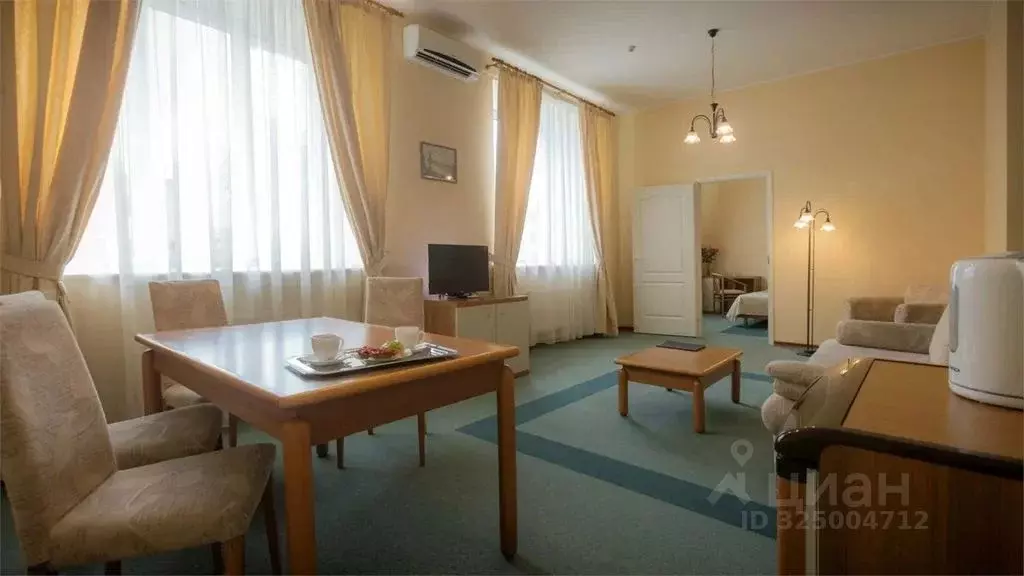 Комната Санкт-Петербург просп. Средний Васильевского острова, 74Б - Фото 0