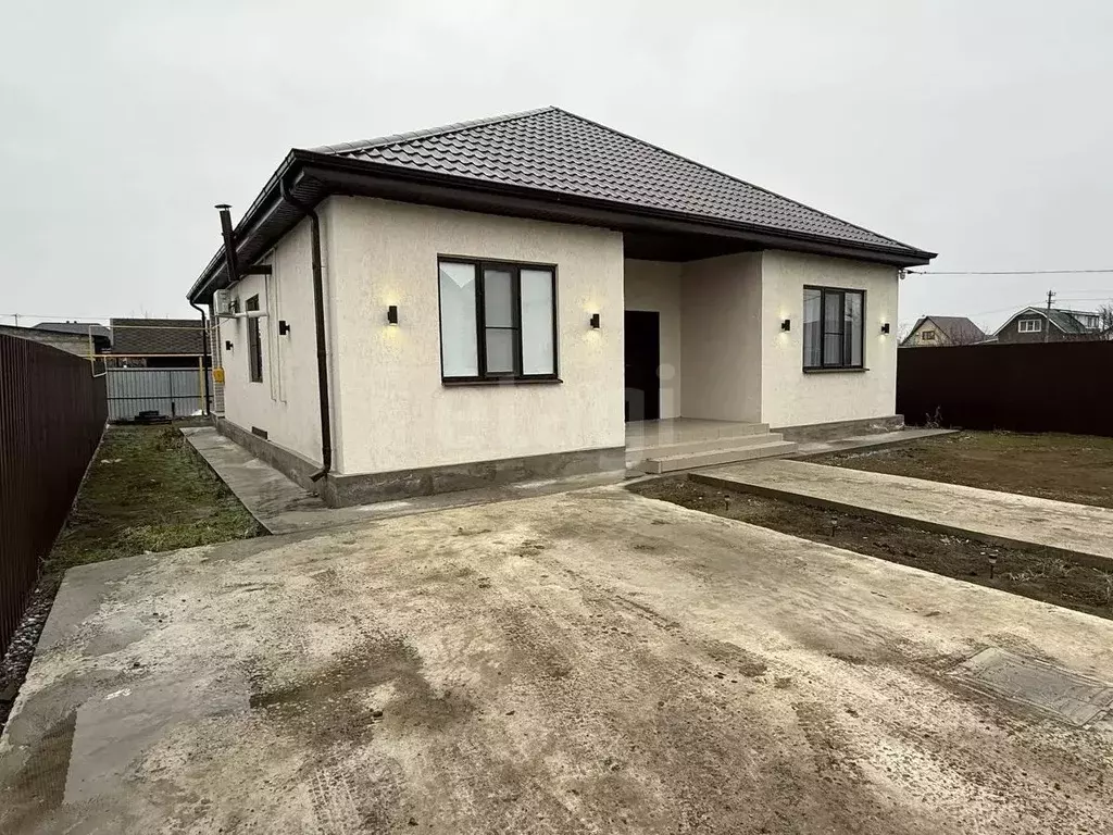 Дом в Астраханская область, Приволжский район, с. Карагали, ... - Фото 1