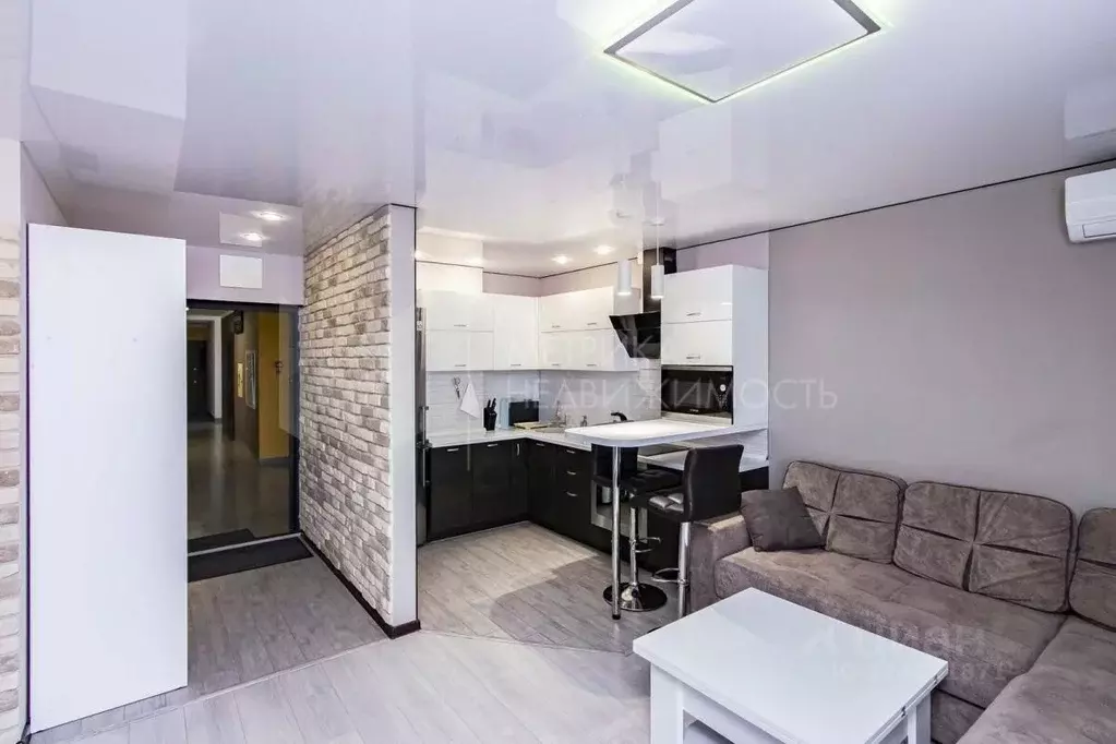 2-к кв. Тюменская область, Тюмень ул. 50 лет Октября, 57Б (60.3 м) - Фото 1