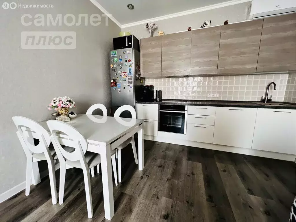 2-комнатная квартира: Тюмень, улица Ю.-Р.Г. Эрвье, 32к1 (60.8 м) - Фото 0
