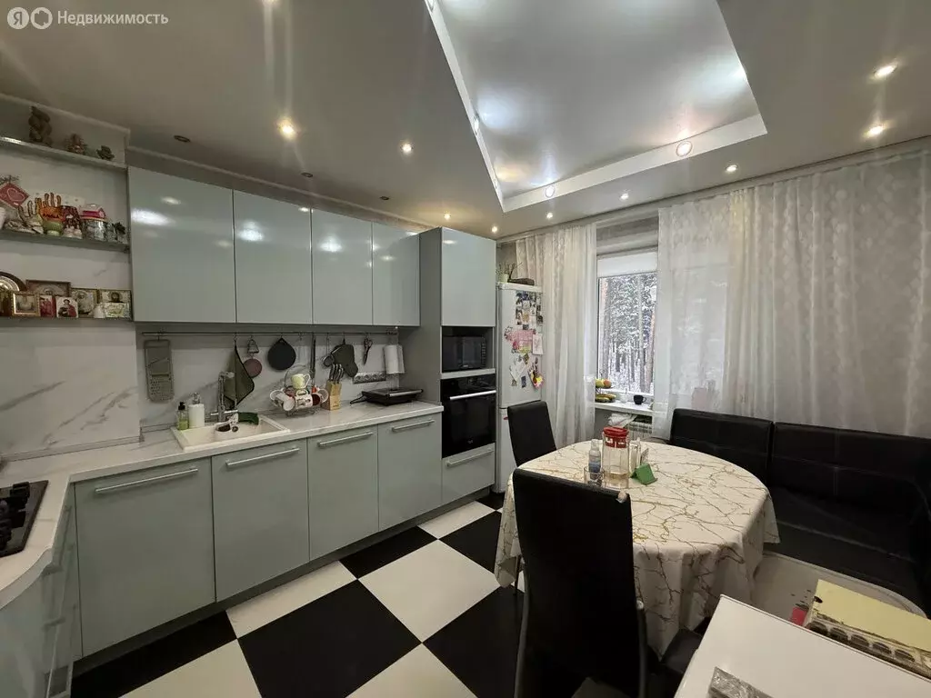 3-комнатная квартира: Полевской, микрорайон Зелёный Бор-1, 21 (68.2 м) - Фото 1