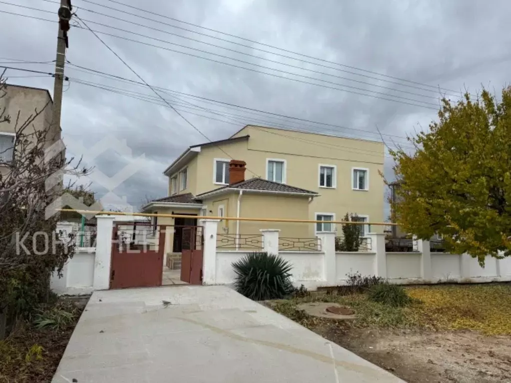 Дом в Крым, Евпатория ул. Мемета Нузета (200 м) - Фото 1