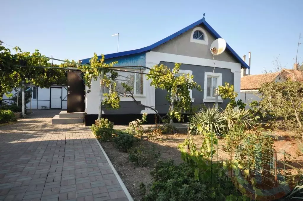 Дом в Крым, Сакский район, Ореховское с/пос, с. Михайловка ул. ... - Фото 1