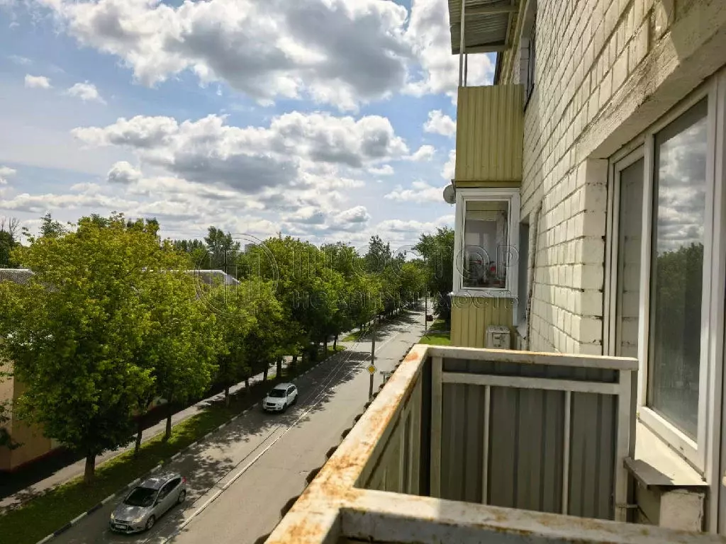 Продается комната в 5-комнатной квартире - Фото 1