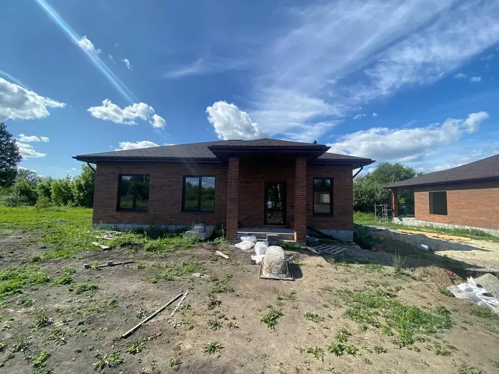 Дом в Белгородская область, Старооскольский городской округ, с. ... - Фото 1