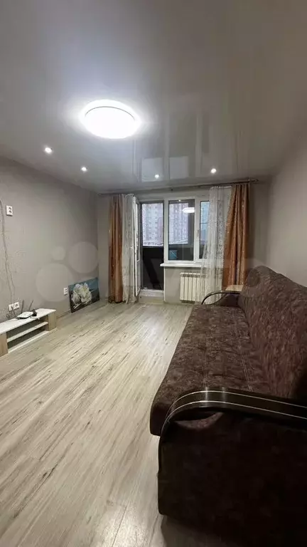 2-к. квартира, 60 м, 1/9 эт. - Фото 1