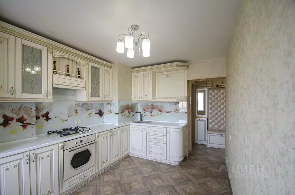 3-к кв. Омская область, Омск просп. Комарова, 5 (65.0 м) - Фото 1