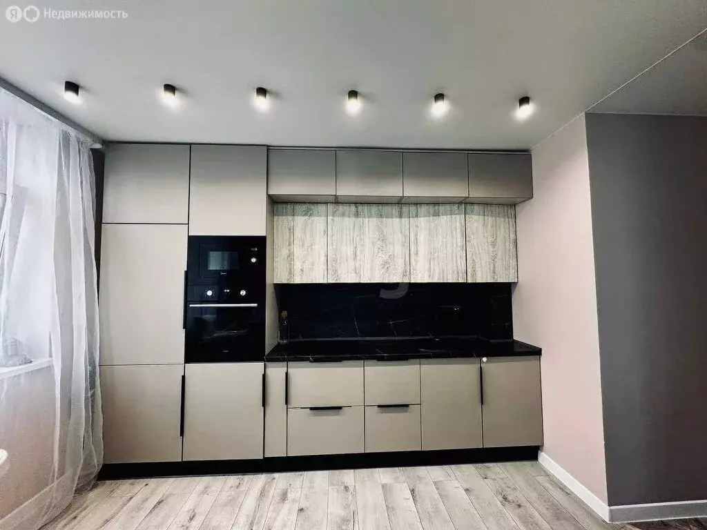 2-комнатная квартира: Тюмень, улица Тимофея Чаркова, 83 (56.4 м) - Фото 1