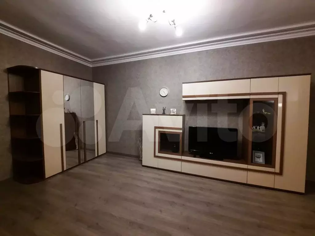 1-к. квартира, 60м, 2/8эт. - Фото 0