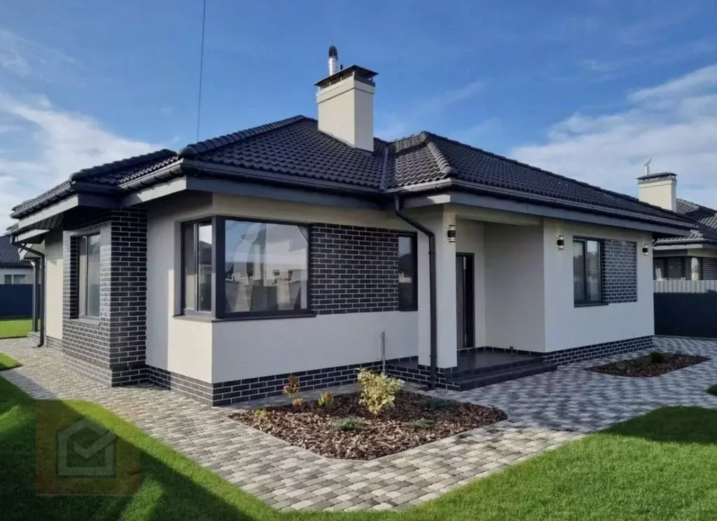 Дом в Крым, Сакский район, с. Суворовское ул. Суворовская, 1А (100 м) - Фото 1