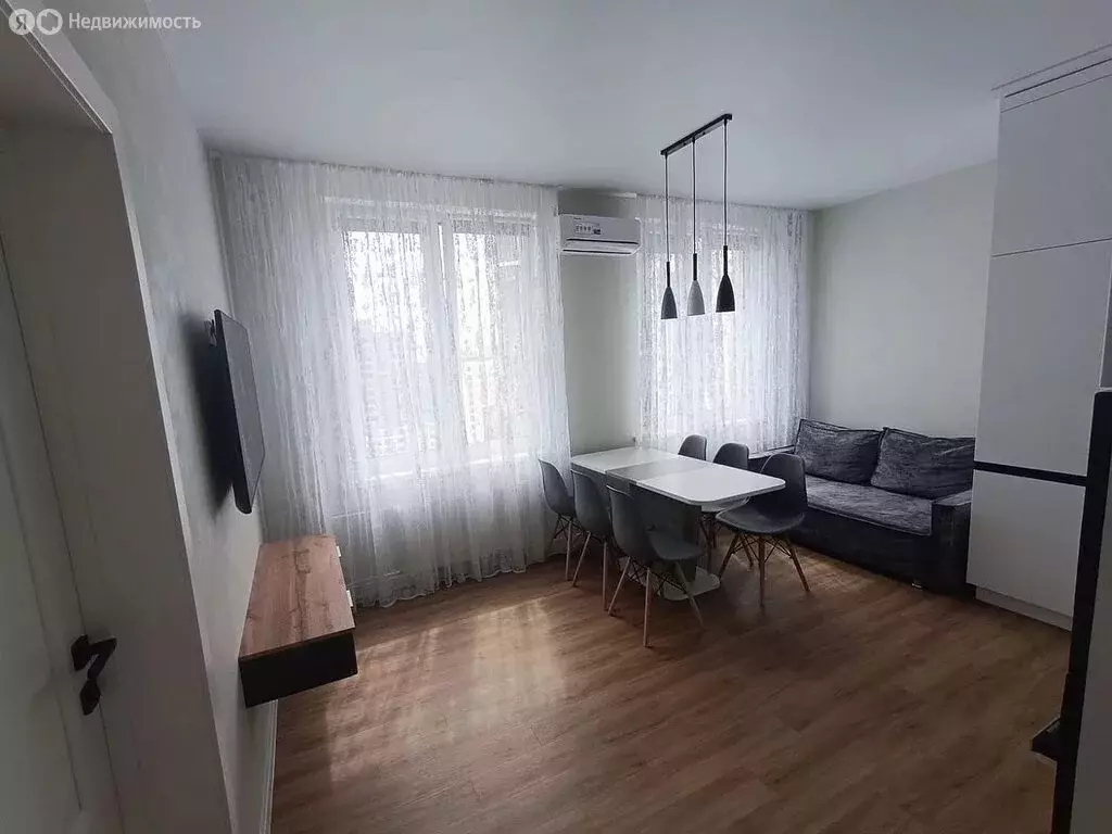 3-комнатная квартира: Тюмень, улица Фармана Салманова, 26 (69.8 м) - Фото 0