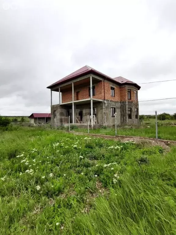 Дом в станица Суворовская, улица Крылова (253.2 м) - Фото 0