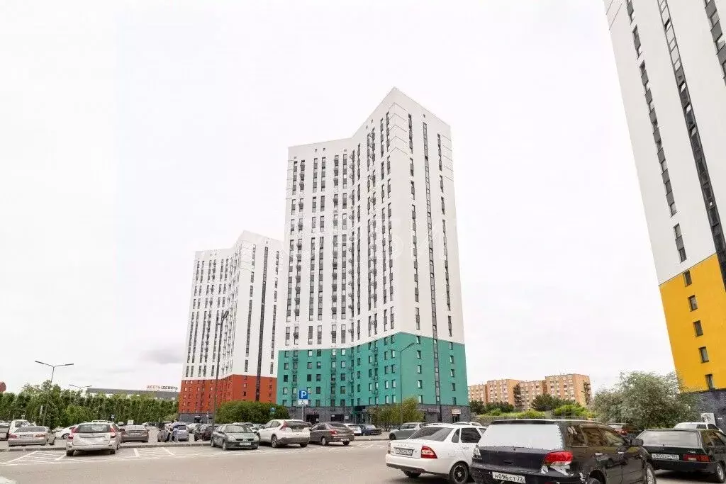 2-к кв. Тюменская область, Тюмень ул. Республики, 204к14 (61.0 м) - Фото 0