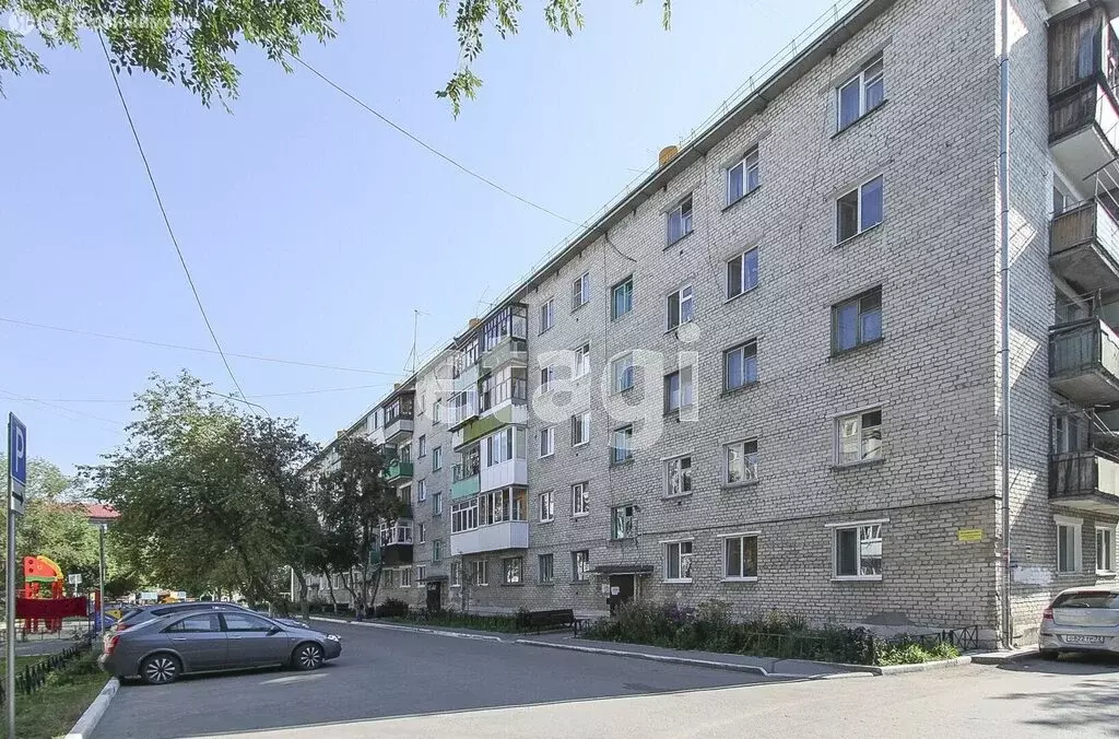 3-комнатная квартира: Тюмень, Волгоградская улица, 111 (50.2 м) - Фото 1