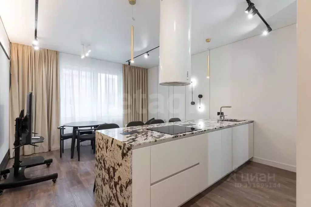 2-к кв. Тюменская область, Тюмень ул. Фармана Салманова, 14 (82.0 м) - Фото 1