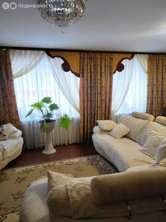 5-комнатная квартира: Сарапул, Центральный жилой район, улица Крылова, ... - Фото 1