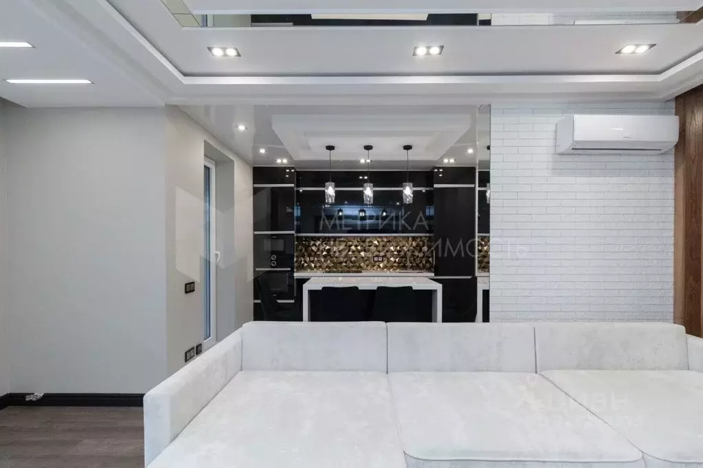 3-к кв. Тюменская область, Тюмень ул. 50 лет Октября, 57Б (82.5 м) - Фото 1