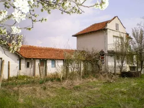 Дом с 2 спальнями, большой двор и флигель возле Ямбол, Болгария - Фото 1
