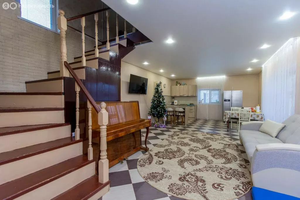 Дом в Соль-Илецк, улица Победы, 61 (190.7 м) - Фото 1