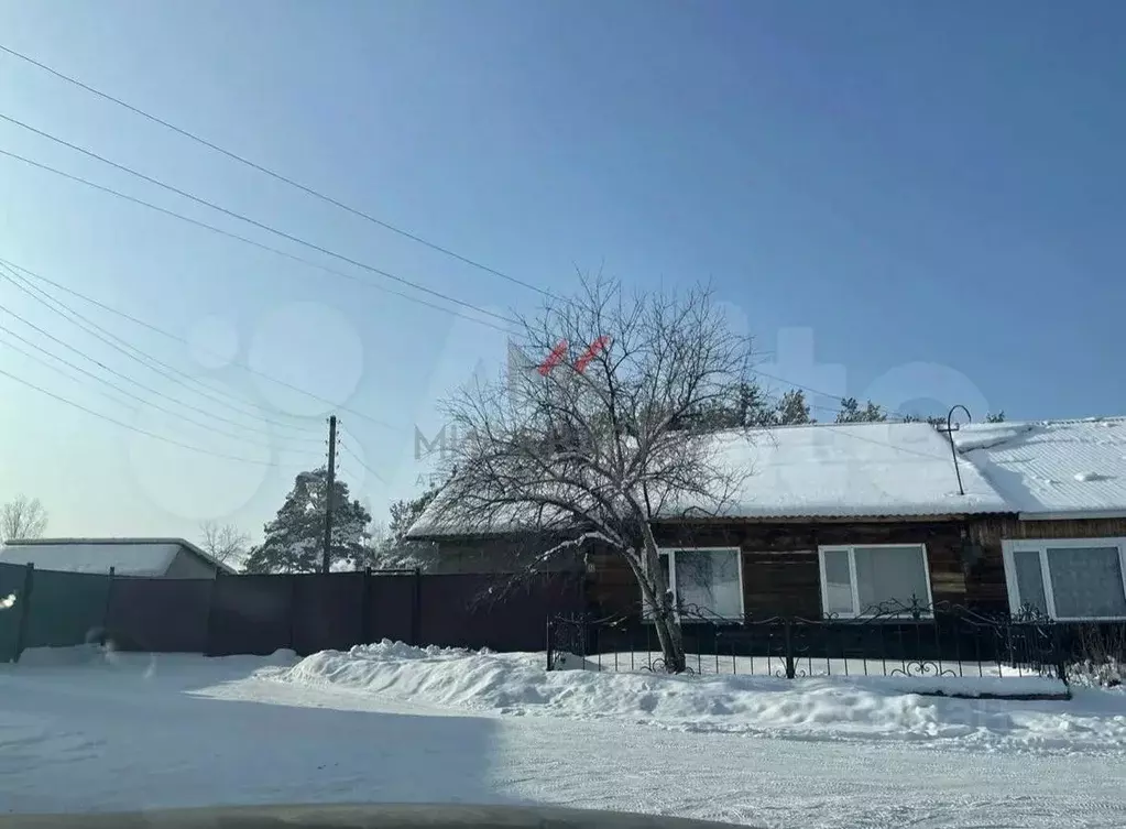 Дом в Красноярский край, Ермаковский сельсовет, с. Ермаковское ул. ... - Фото 1