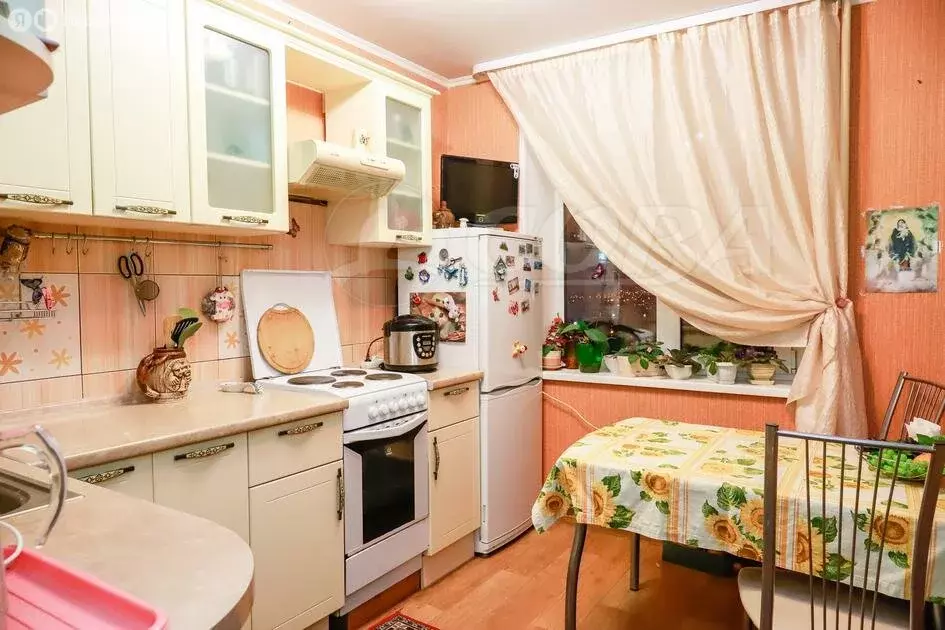 3-комнатная квартира: Тюмень, улица Демьяна Бедного, 102 (65 м) - Фото 0