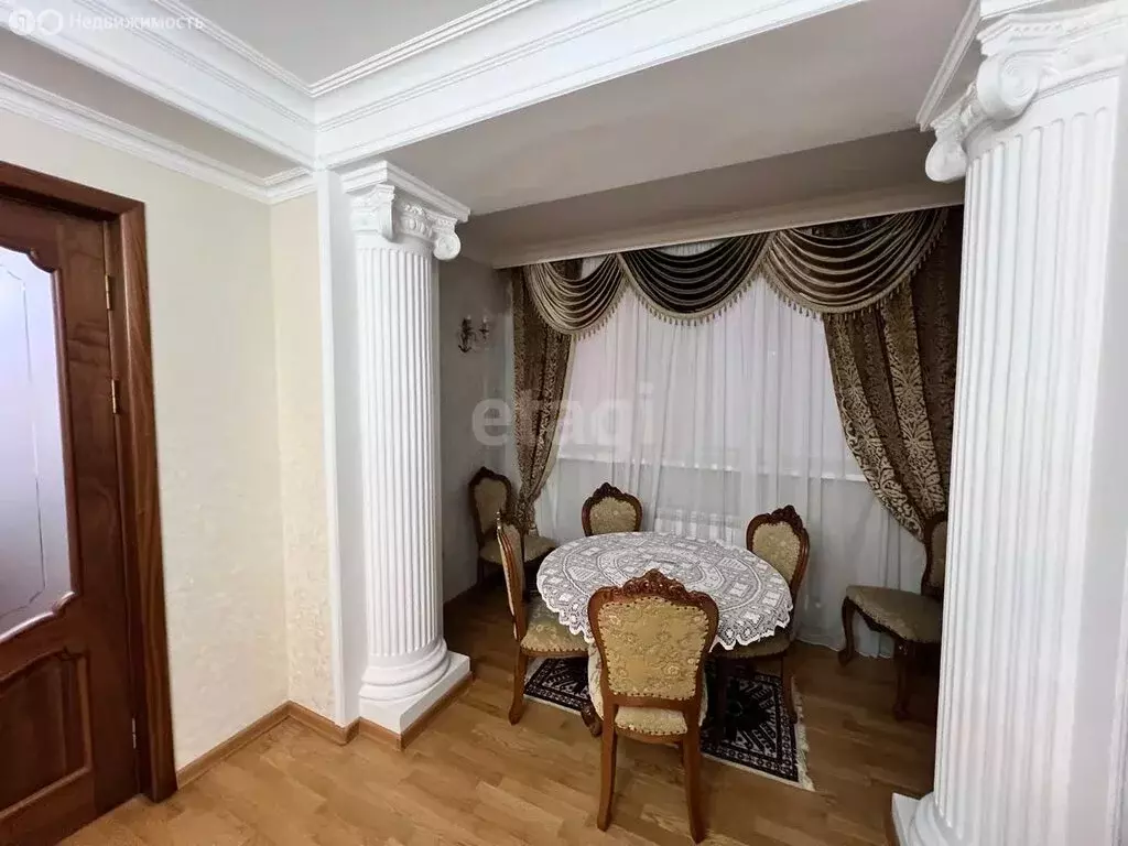 3-комнатная квартира: Махачкала, улица Ирчи Казака, 13В (100 м) - Фото 1