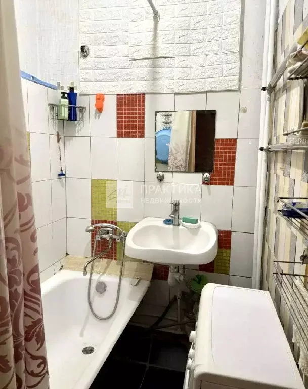 Продается комната в 5-комнатной квартире - Фото 2