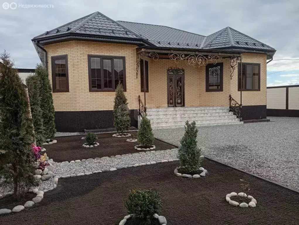 Дом в село Экажево, улица Х.Х. Шанхоева (280 м) - Фото 1