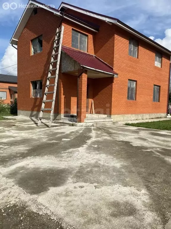 Дом в посёлок Ширинский, Зелёная улица (240 м) - Фото 1