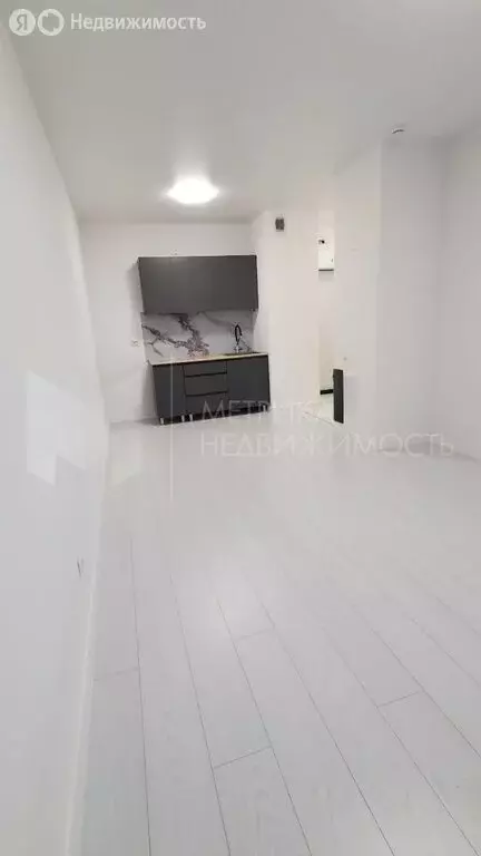Квартира-студия: Тюмень, улица Тимофея Чаркова, 79 (26.6 м) - Фото 1