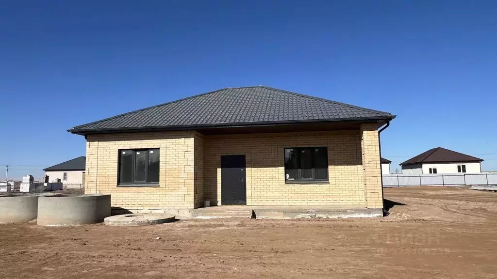 Дом в Астраханская область, Наримановский район, с. Старокучергановка ... - Фото 1