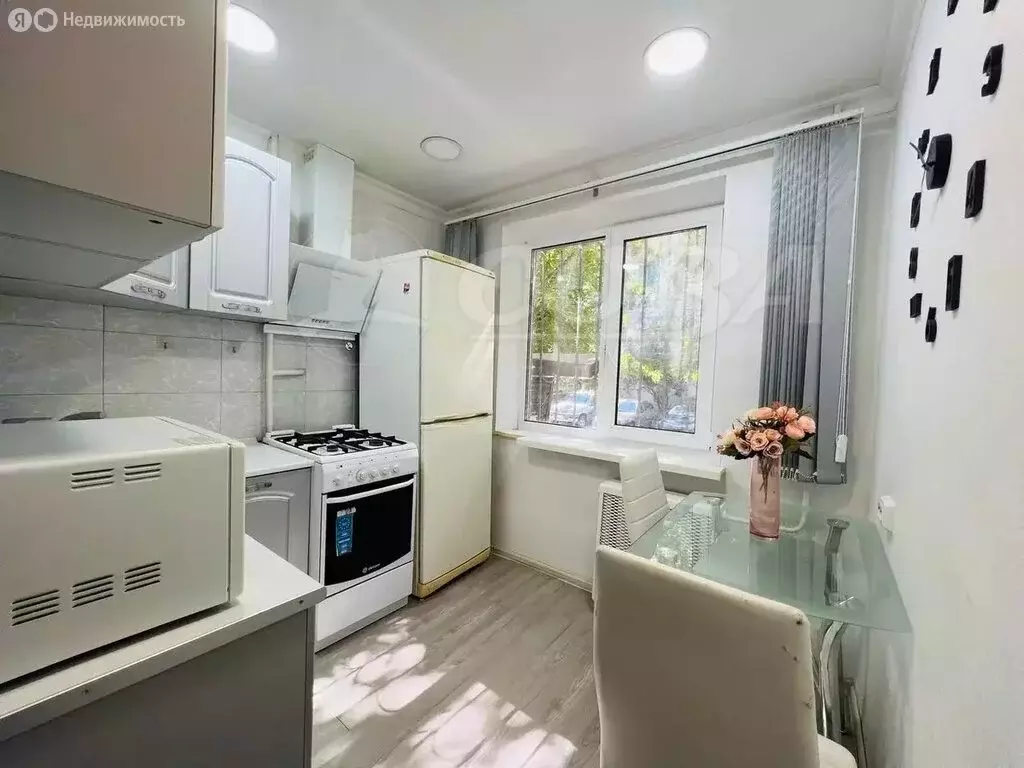 1-комнатная квартира: Тюмень, проезд Геологоразведчиков, 40 (30 м) - Фото 0