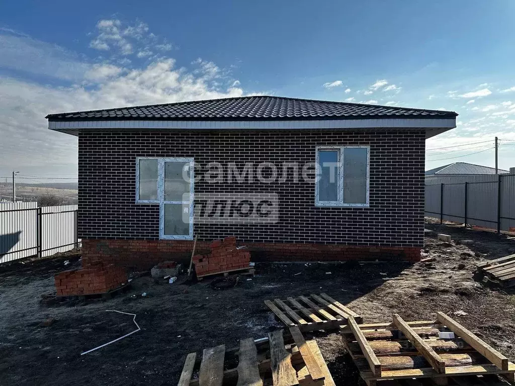 Дом в Курская область, Курский район, Моковский сельсовет, д. 1-я ... - Фото 0