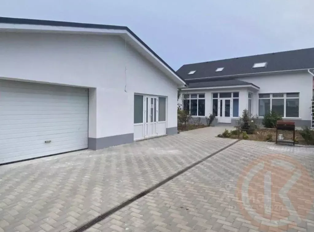 Дом в Крым, Сакский район, с. Уютное ул. Мира, 1 (248 м) - Фото 1