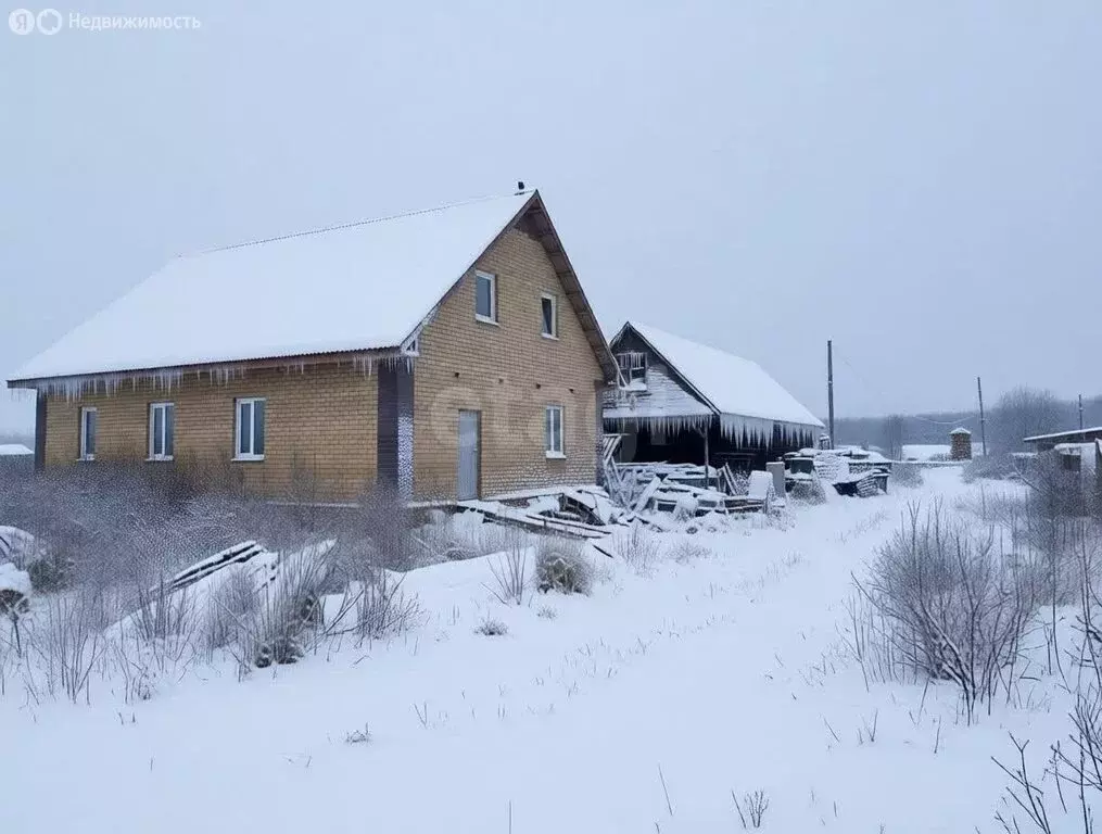 Дом в село Верхний Услон, улица имени Героя Зиннурова (180 м) - Фото 1