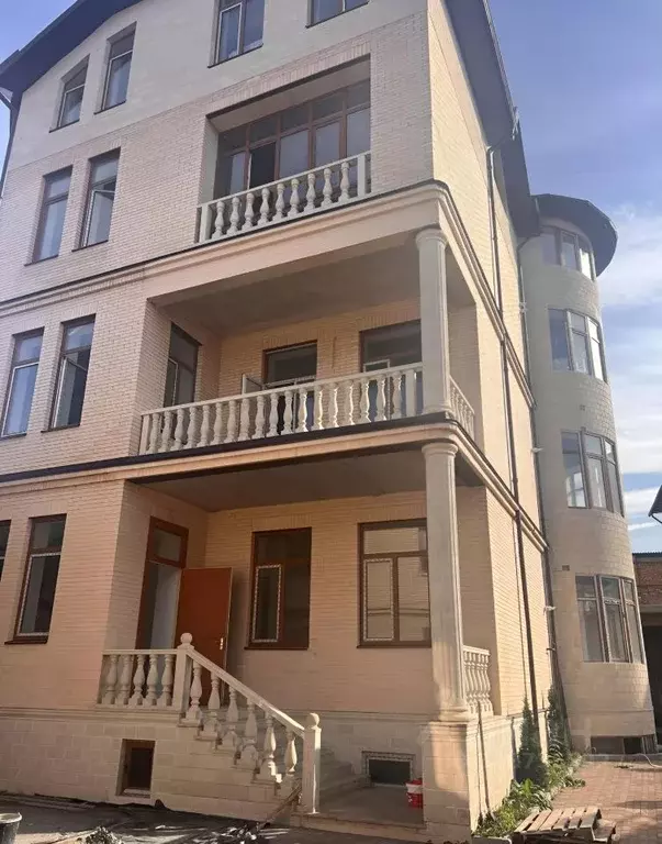 5-к кв. Северная Осетия, Владикавказ ул. Ленина, 27 (250.0 м) - Фото 1