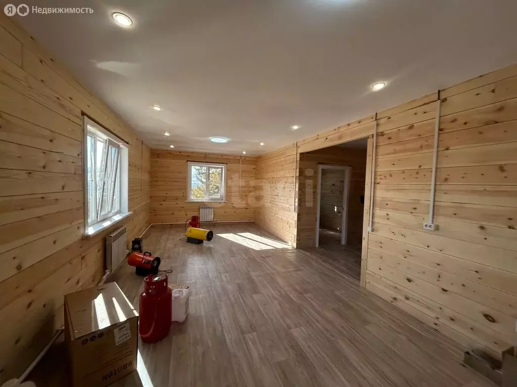 Дом в село Нижний Саянтуй, Центральная улица (220 м) - Фото 2