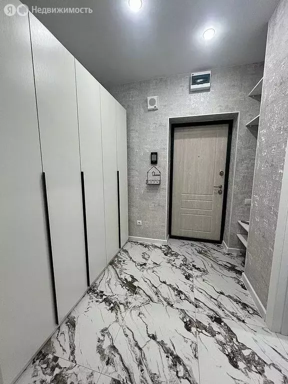 Квартира-студия: Тюмень, улица Муравленко, 10 (27 м) - Фото 1