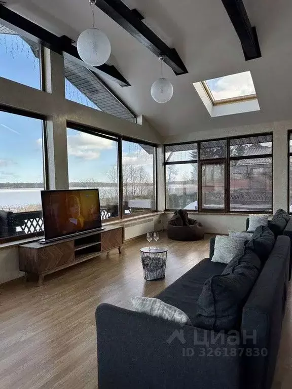 Дом в Ленинградская область, Приозерский район, Запорожское с/пос, д. ... - Фото 1