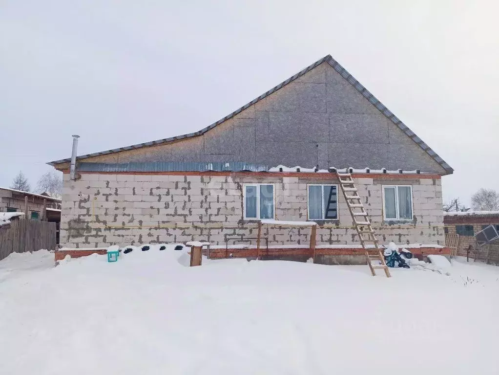 Дом в Челябинская область, пос. Увельский ул. Гоголя, 8 (180 м) - Фото 0