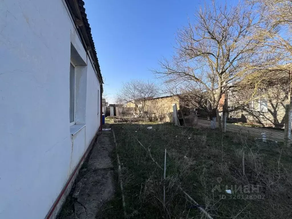 Дом в Крым, Сакский район, Охотниковское с/пос, с. Рунное ул. ... - Фото 1