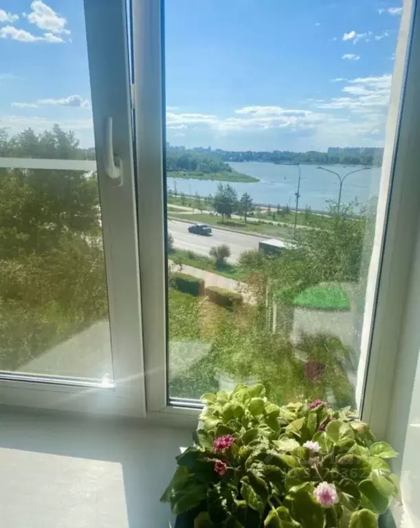 2-к кв. Омская область, Омск наб. Иртышская, 45 (47.1 м) - Фото 0