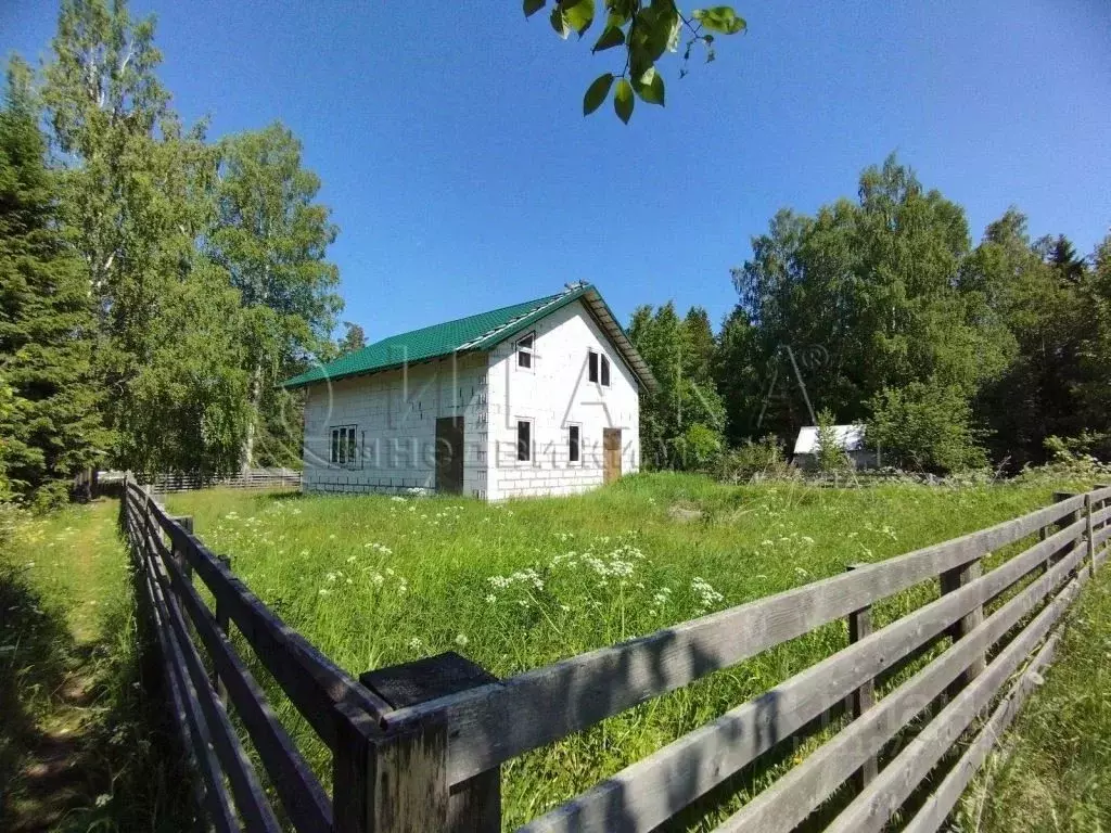Дом в Ленинградская область, Лодейнопольский район, пос. Свирьстрой ... - Фото 1