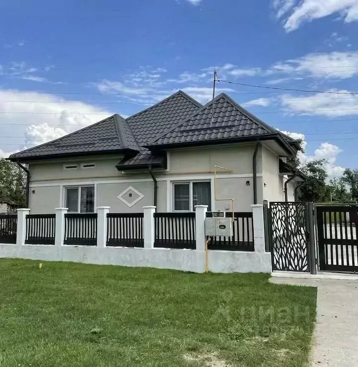 Дом в Краснодарский край, Краснодар ул. Имени В.М. Комарова (80 м) - Фото 1